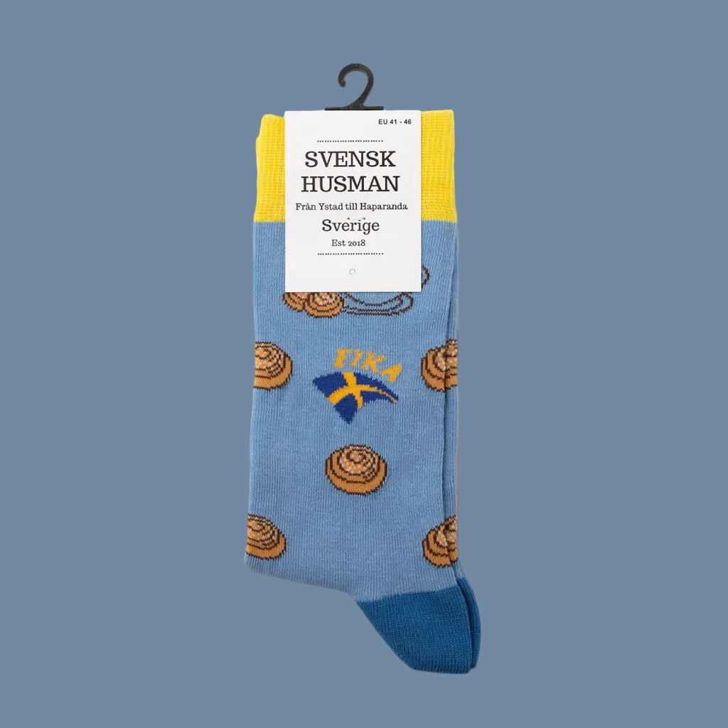Socken mit Kanelbullar und Schwedenflagge mit Banderole
