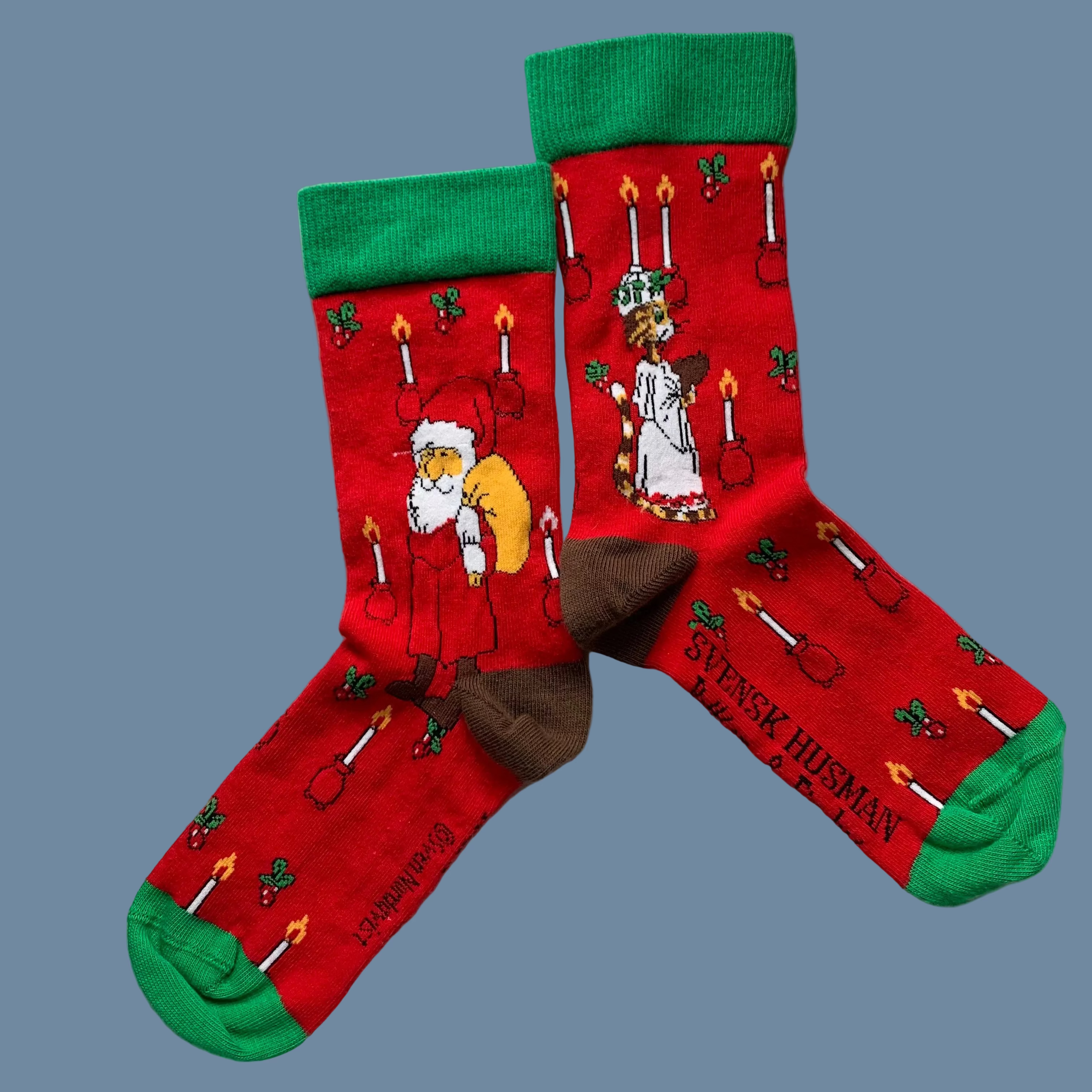 rote Socken Findus as Lucia mit grüner Spitze und Bündchen und brauner Ferse