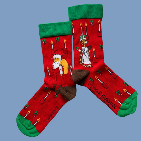 rote Socken Findus as Lucia mit grüner Spitze und Bündchen und brauner Ferse