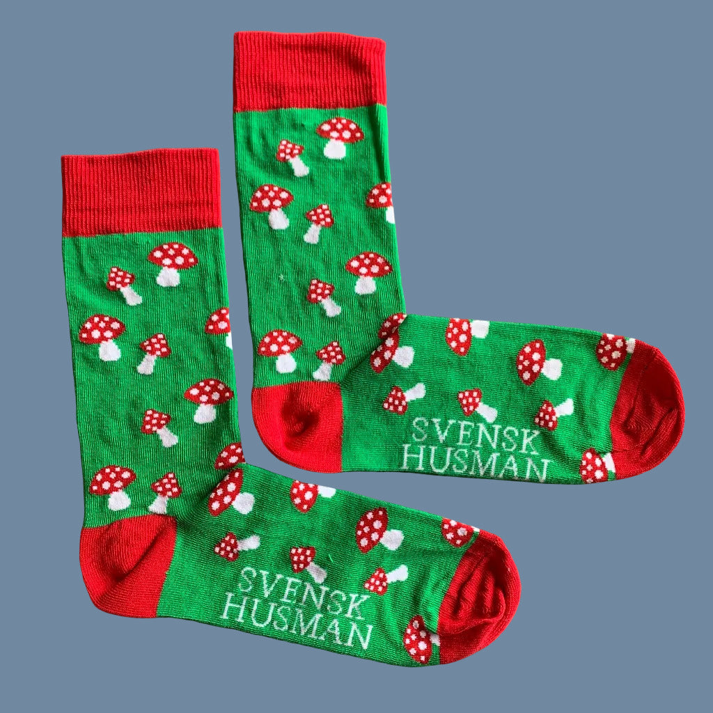 Grüne Socken mit roter Ferse, Spitze, Bündchen und kleinen Fliegenpilzen