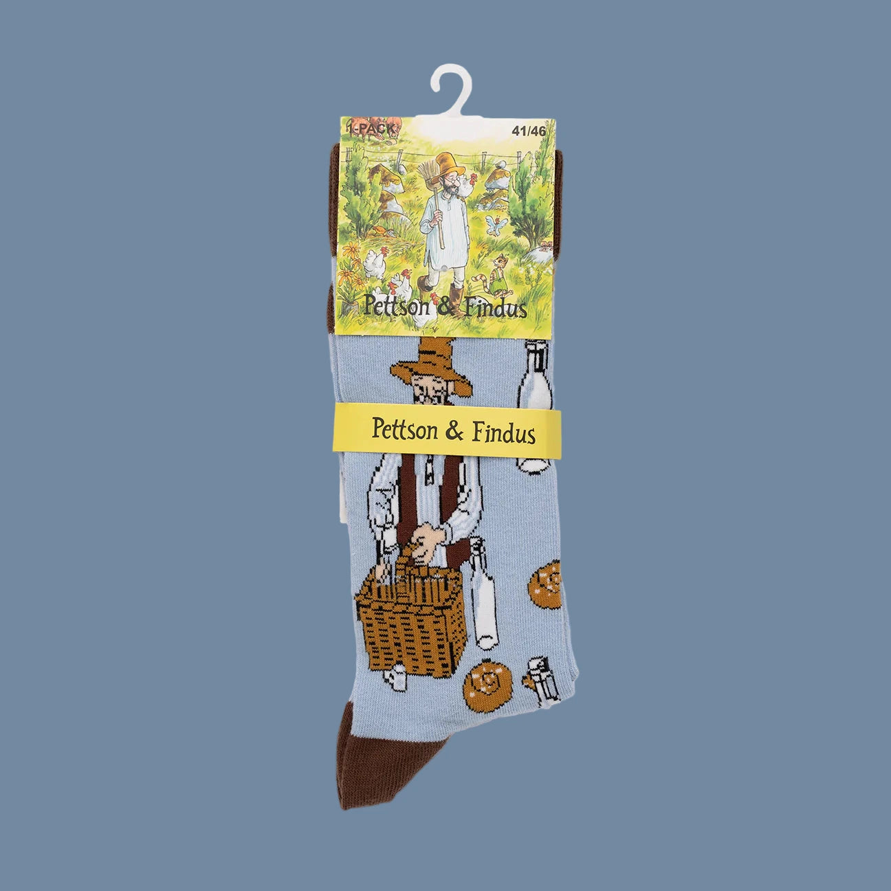 Hellblaue Socken Pettersson packt den Picknickkorb mit Banderole