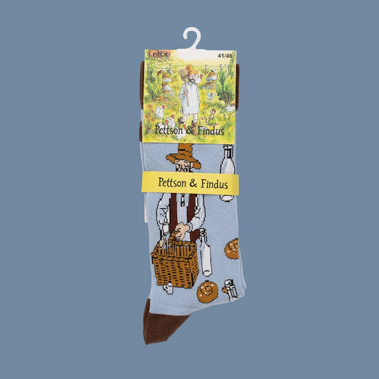 Hellblaue Socken Pettersson packt den Picknickkorb mit Banderole