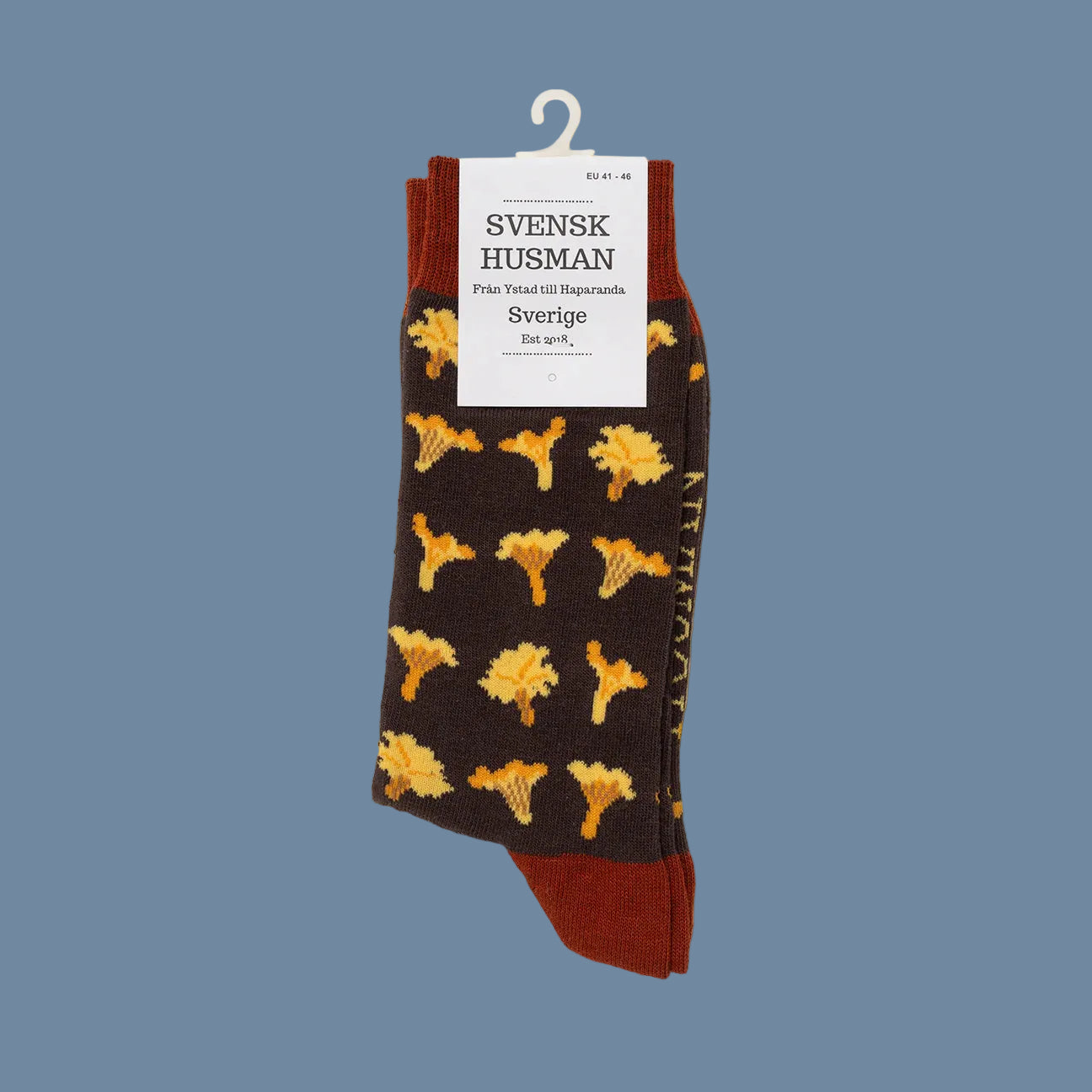 Socken mit Pfifferlingen auf braunem Untergrund