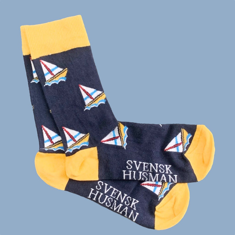 Socken mit Muster Segelboot von Svensk Husman erhältlich im Mys Shop