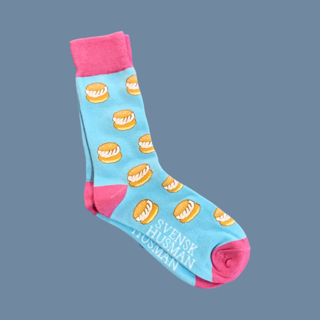 hellblaue Socken mit pinker Ferse und Zehen mit Motiv Semlor