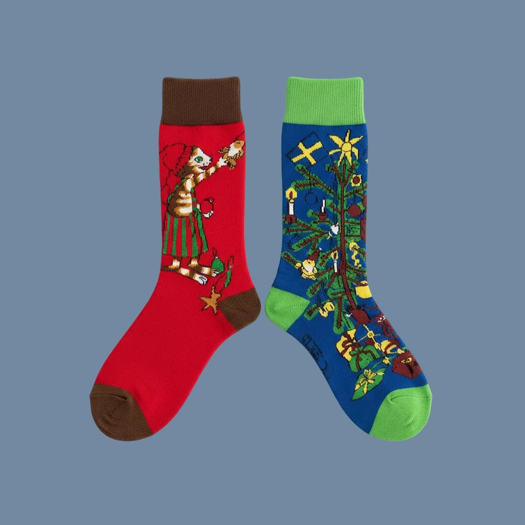 eine rote, eine blaue Socke mit Motiv Findus schmückt den Weihnachtsbaum