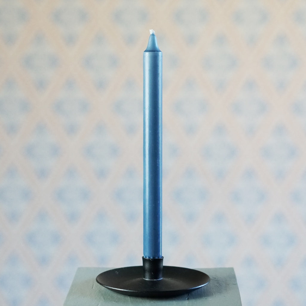 Kerze 28 cm Stearin in blau in schwarzem Tellerleuchter