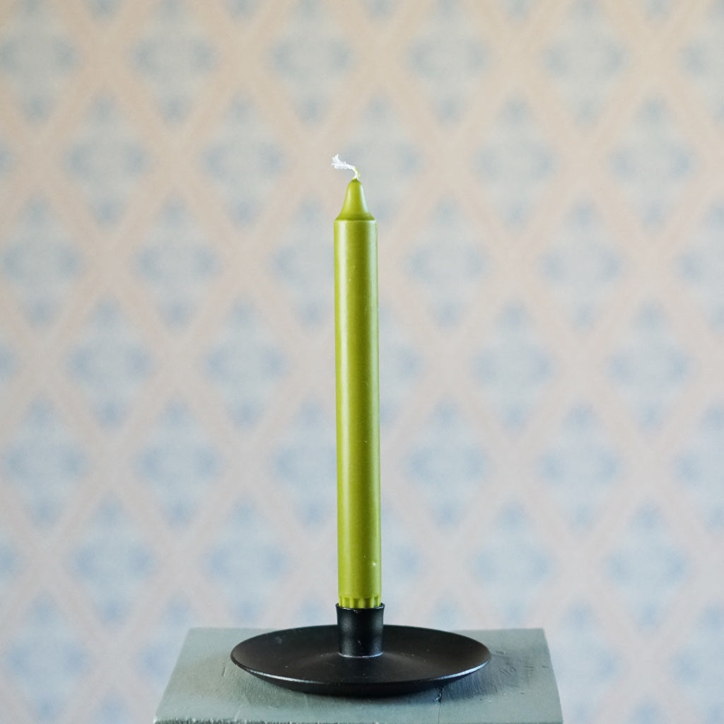 Kerze 24 cm aus Stearin in olivgrün von Deslbo candle in schwarzem Tellerleuchter