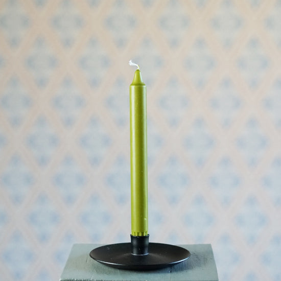 Kerze aus Stearin in olivgrün von Deslbo candle