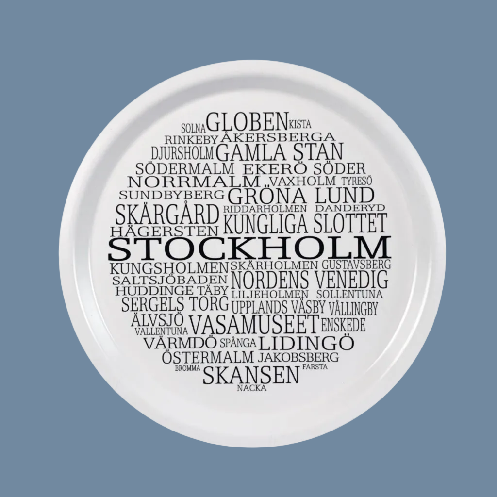 rundes Tablett in weiß mit Wörtern in schwarz, die alle etwas mit Stockholm zu tun haben