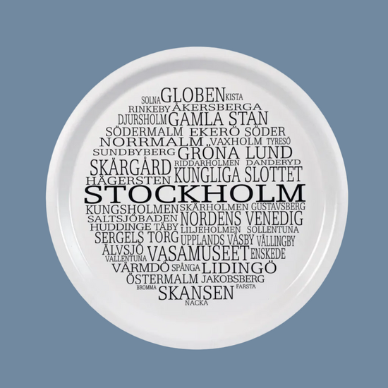 rundes Tablett in weiß mit Wörtern in schwarz, die alle etwas mit Stockholm zu tun haben