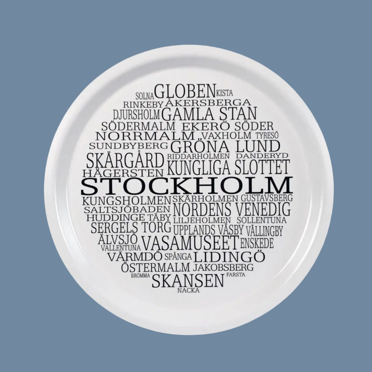 rundes Tablett in weiß mit Wörtern in schwarz, die alle etwas mit Stockholm zu tun haben