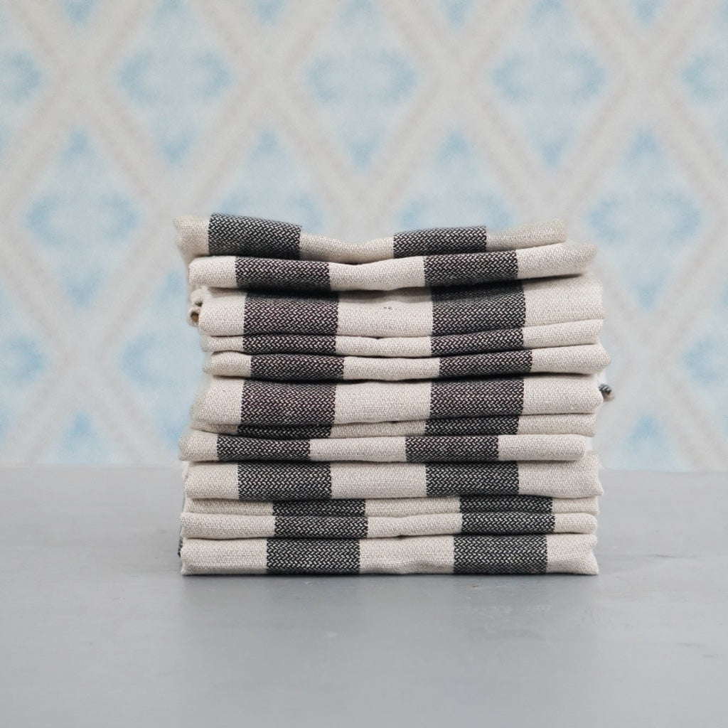 Geschirrtuch Streifen Halbleinen schawrz im Stapel vor Schwedentapete