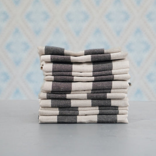 Geschirrtuch Streifen Halbleinen schawrz im Stapel vor Schwedentapete