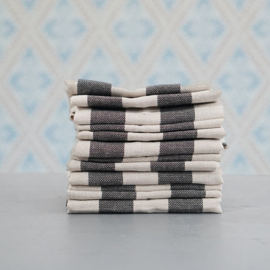 Geschirrtuch Streifen Halbleinen schawrz im Stapel vor Schwedentapete