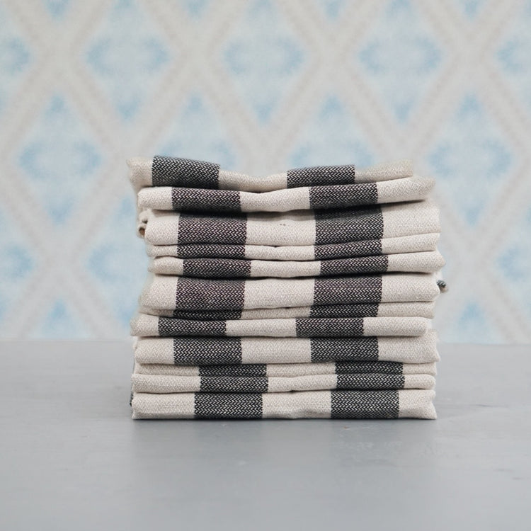 Geschirrtuch Streifen Halbleinen schawrz im Stapel vor Schwedentapete