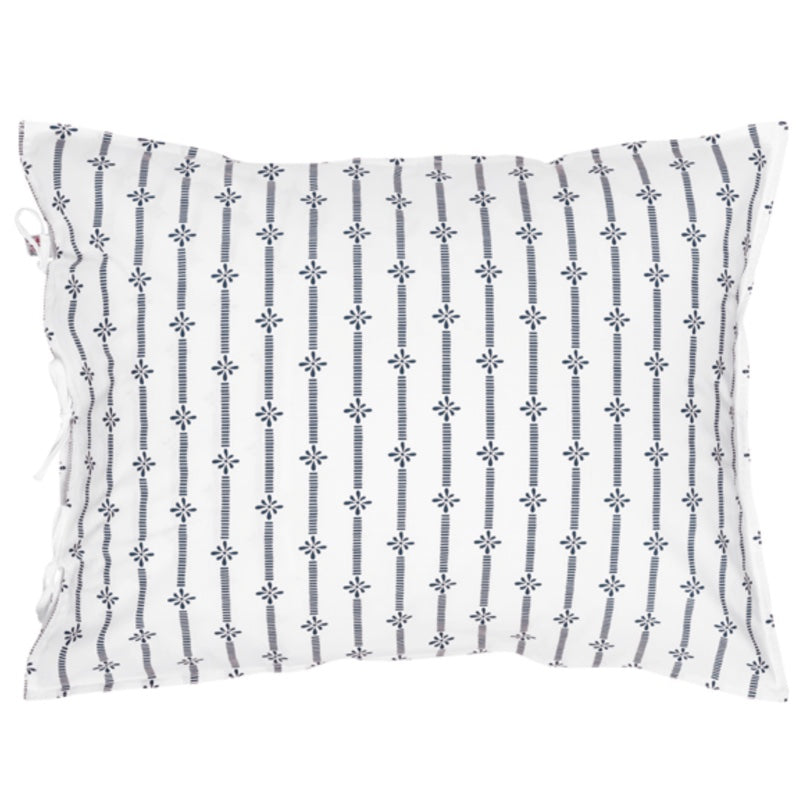 Rückseite Kopfkissen Stripe in blau mit Schmuckkante in weiß und Baumwollband, links drei Paar Bänder zu Schleifen geschlossen