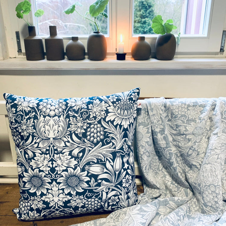 Kissen Sunflower blau auf Bank vor Fenster und Decke Sinflower blau