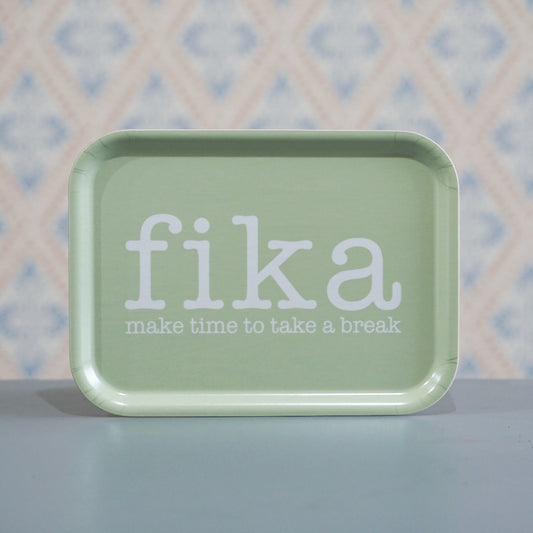 eckiges Tablett in lindgrün mit Aufschrift Fika in weiß von Mellow Design