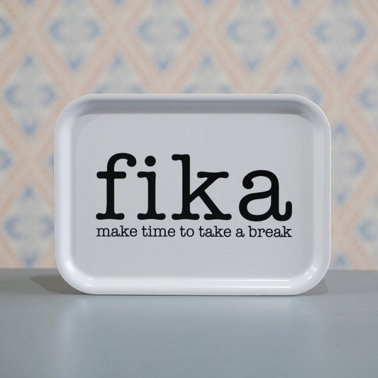 eckiges Tablett in weiß mit Aufschrift Fika in schwarz von Mellow Design