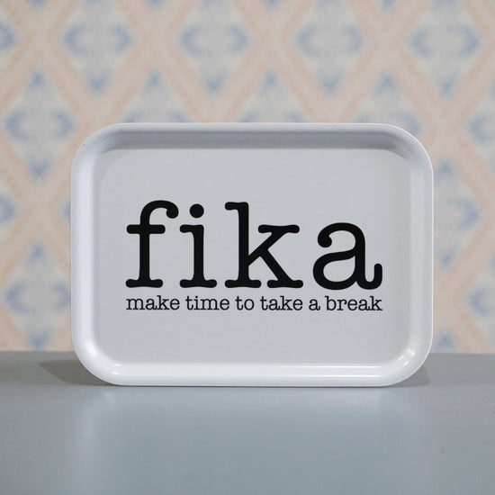 eckiges Tablett in weiß mit Aufschrift Fika in schwarz von Mellow Design
