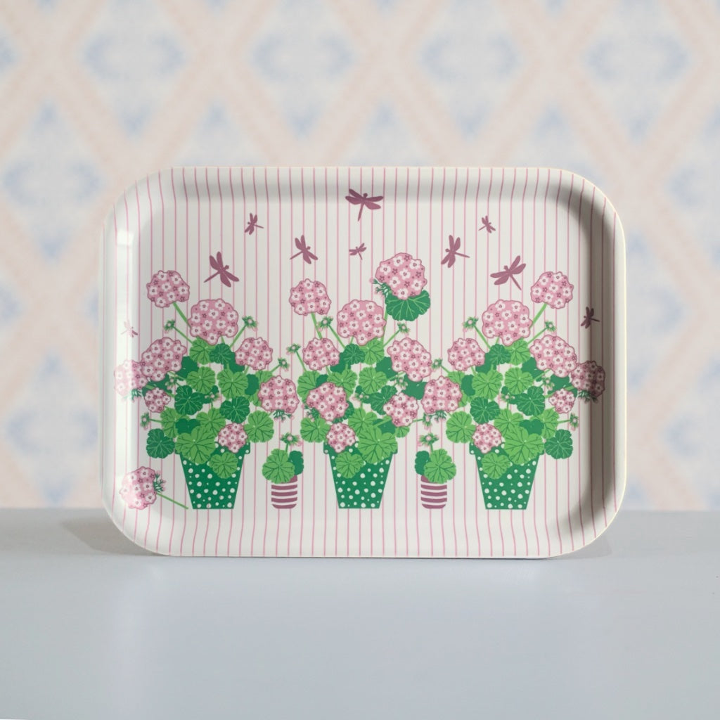 Vorderseite des Holztabletts mit Illustrationen von Peöargonientöpfen rosa