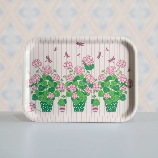 Vorderseite des Holztabletts mit Illustrationen von Peöargonientöpfen rosa