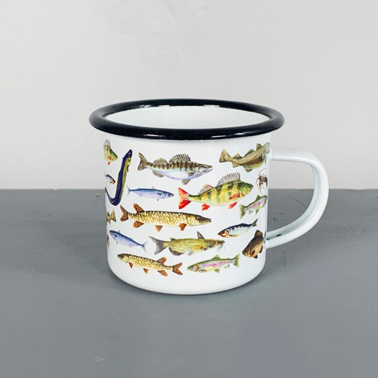 Emailletasse mit Motiv nordische Fische von Mellowdesign erhältlich bei Mys