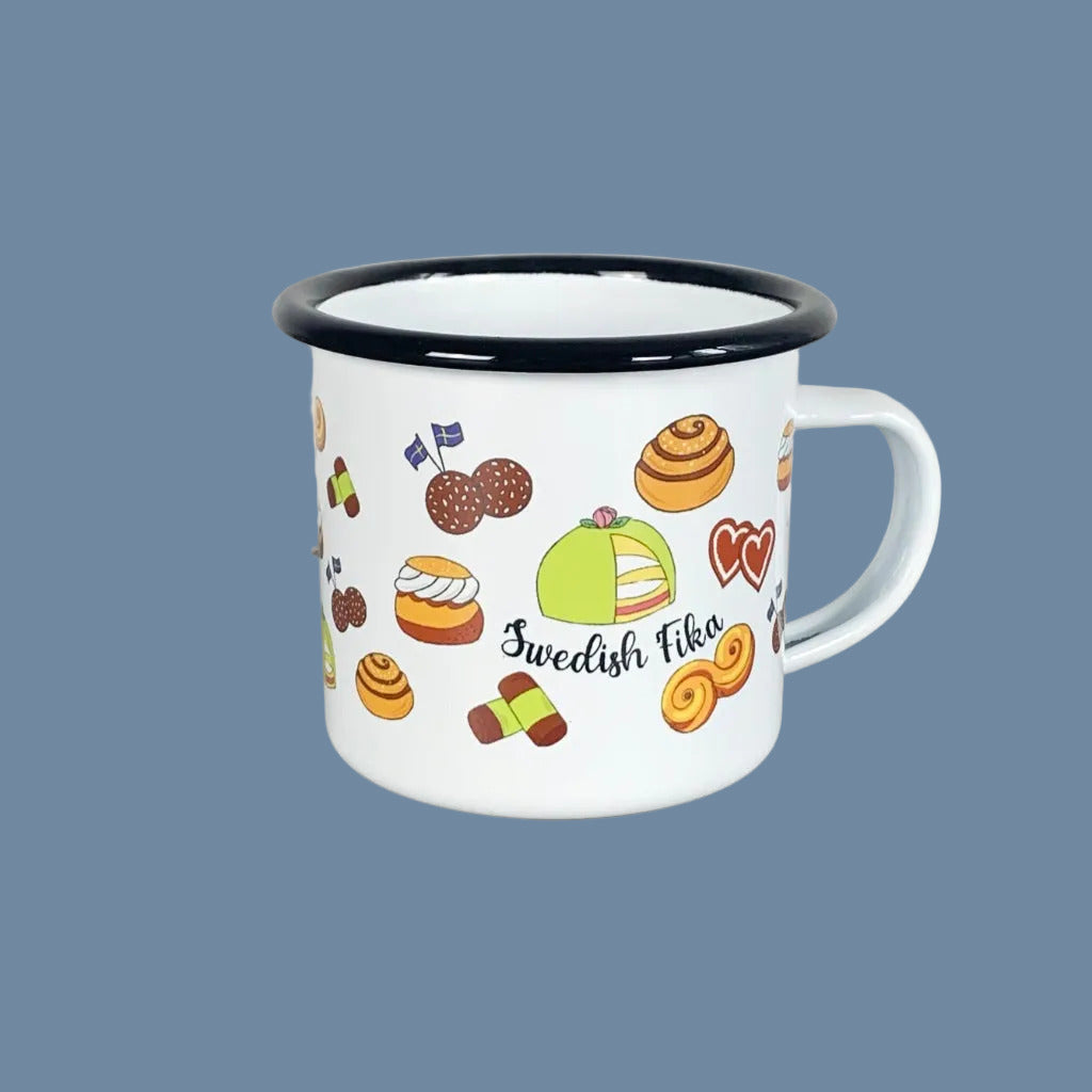 Emailletasse mit Dekor Swedish Sweets von Mellowdesign erhältlich bei Mys