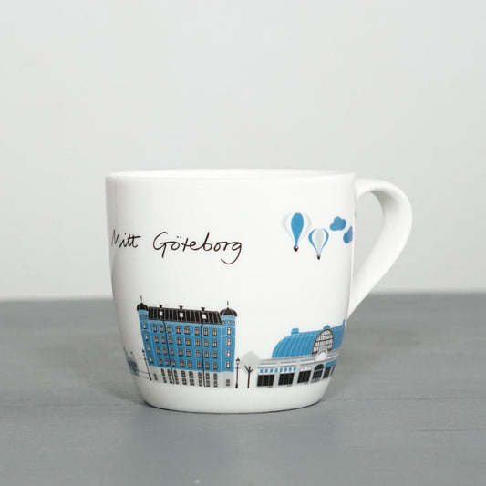 weiße Tasse aus Porzellan mit Motiven aus Göteborg in blau von Emelie Ek erhältlich bei mys