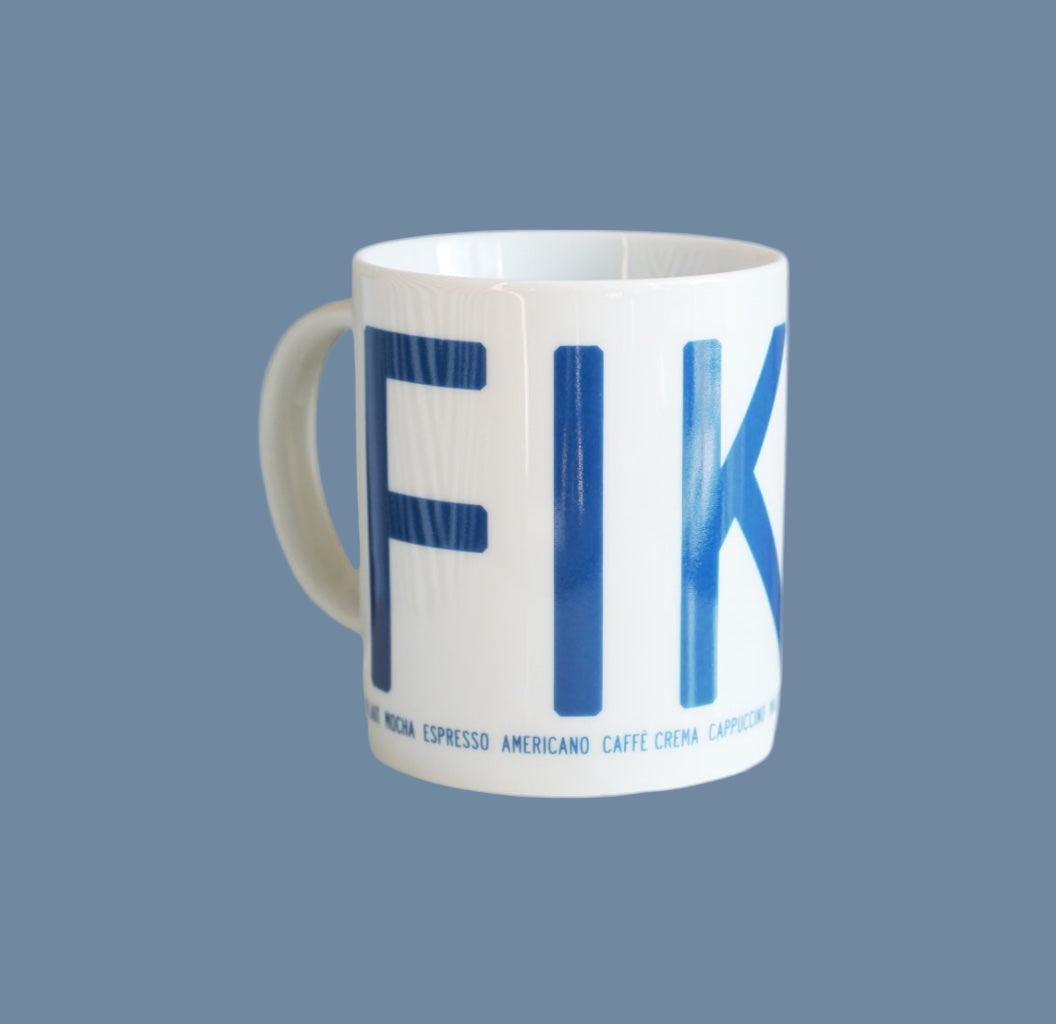 Tasse aus weißem Porzellan mit Aufschrift Fika in blau von I love design 