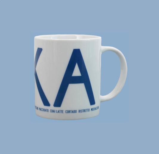 Tasse aus weißem Porzellan mit Aufschrift Fika in blau von I love design, man sieht nur KA