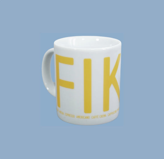 Tasse aus weißem Porzellan mit Aufschrift Fika in gelb von I love design, man sieht hier nur FIK