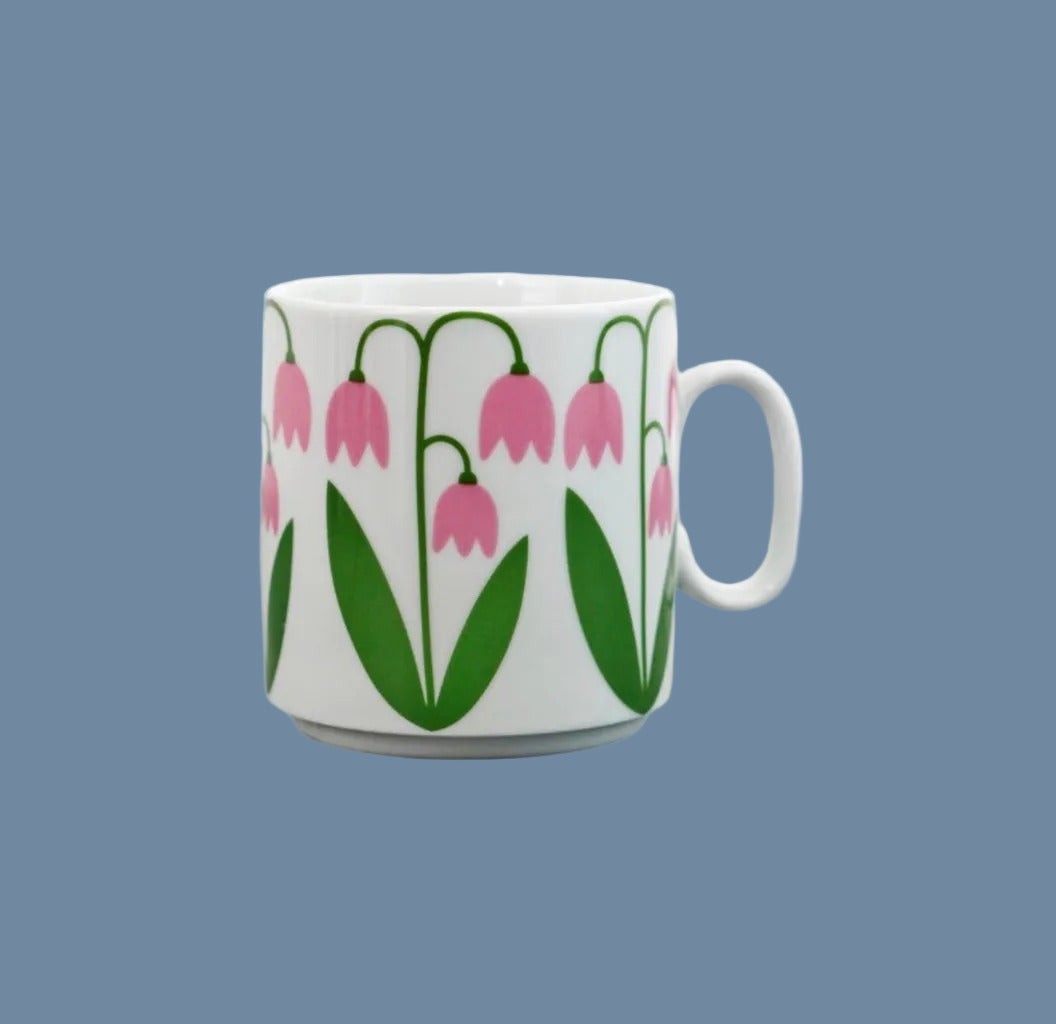 Tasse aus weißem Porzellan mit Linneablüten