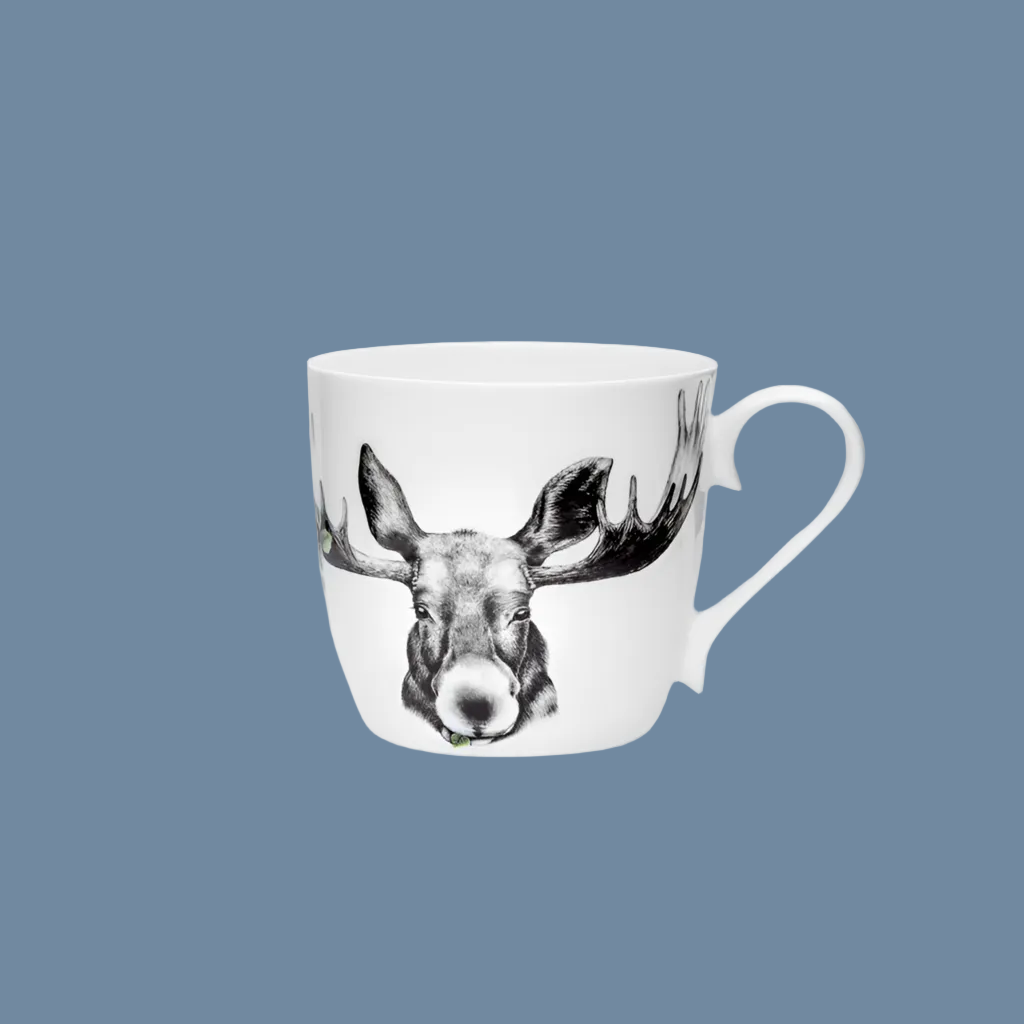 Tasse aus Porzellan mit Motiv Forest Prince von Charlotte Nicolin vor ,mysblauem Hintergrund