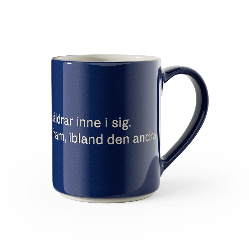 Dunkelblaue Tasse aus Steingut mit Zitat von Astrid Lindgren