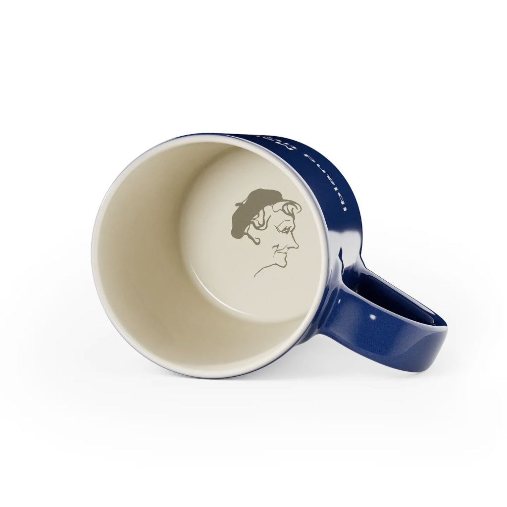 Dunkelblaue Tasse mit Blick ins Innere, auf dem Boden ist Astrid Lindgrens Konterfei zu sehen