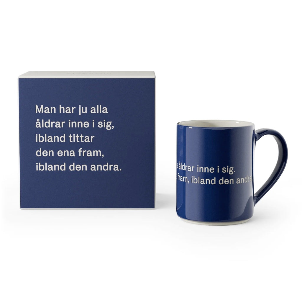 Dunkelblaue Tasse aus Steingut mit Zitat von Astrid Lindgren samt der Verpackung mit ebendiesem Zitat