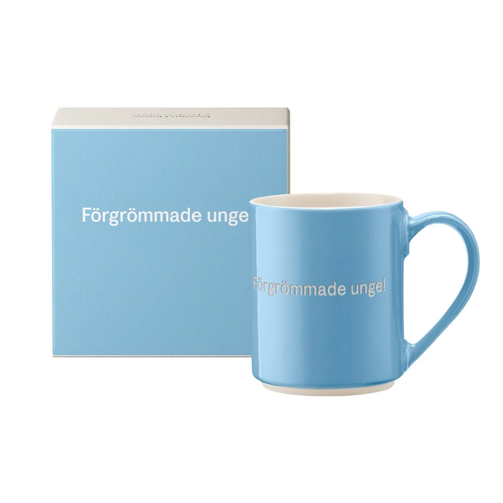 Hellblaue Tasse aus Steingut mit Zitat aus Michel in Lönneberga von Astrid Lindgren samt der Verpackung mit ebendiesem Zitat