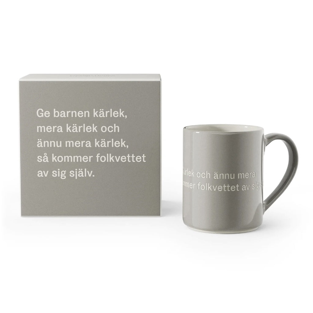 Graue Tasse aus Steingut mit Zitat von Astrid Lindgren samt der Verpackung mit ebendiesem Zitat