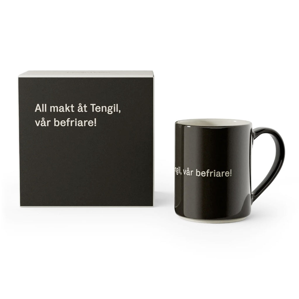 Schwarze Tasse aus Steingut mit Zitat aus Brüder Löwenherz von Astrid Lindgren samt der Verpackung mit ebendiesem Zitat