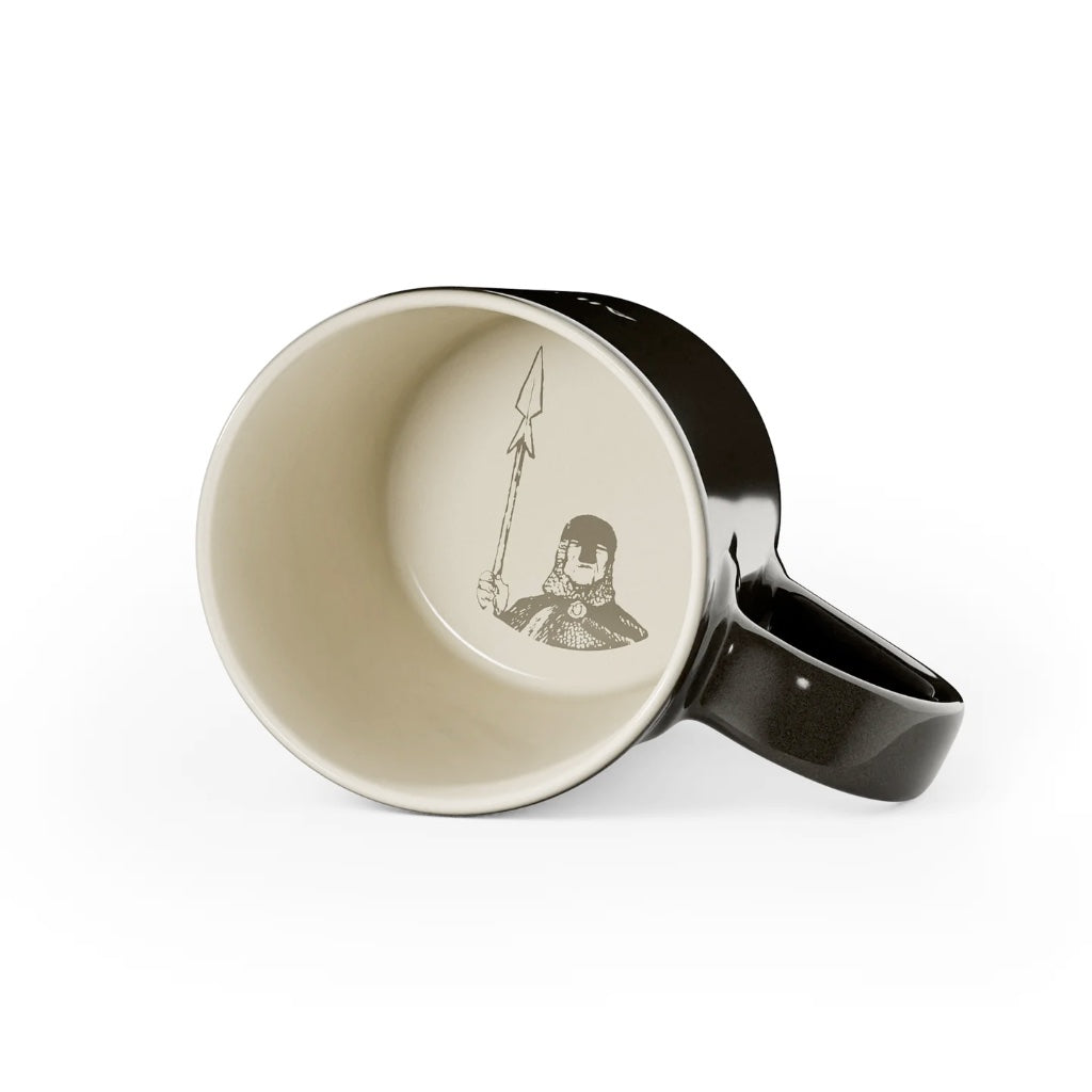 Schwarze Tasse aus Steingut Innen mit Wachsoldat aus Brüder Löwenherz von Astrid Lindgren