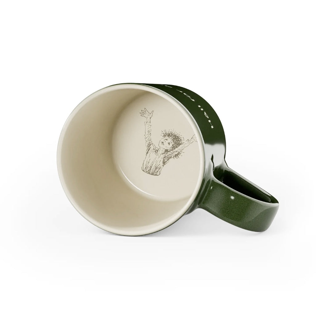 Blck zum Boden der dunkelgrünen Tasse aus Steingut mit Ronja Räubertochter