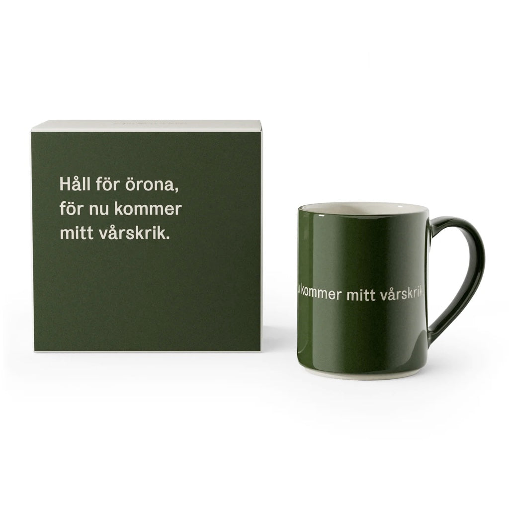 Dunkelgrüne Tasse aus Steingut mit Zitat aus Ronja Räubertochter von Astrid Lindgren samt der Verpackung mit ebendiesem Zitat