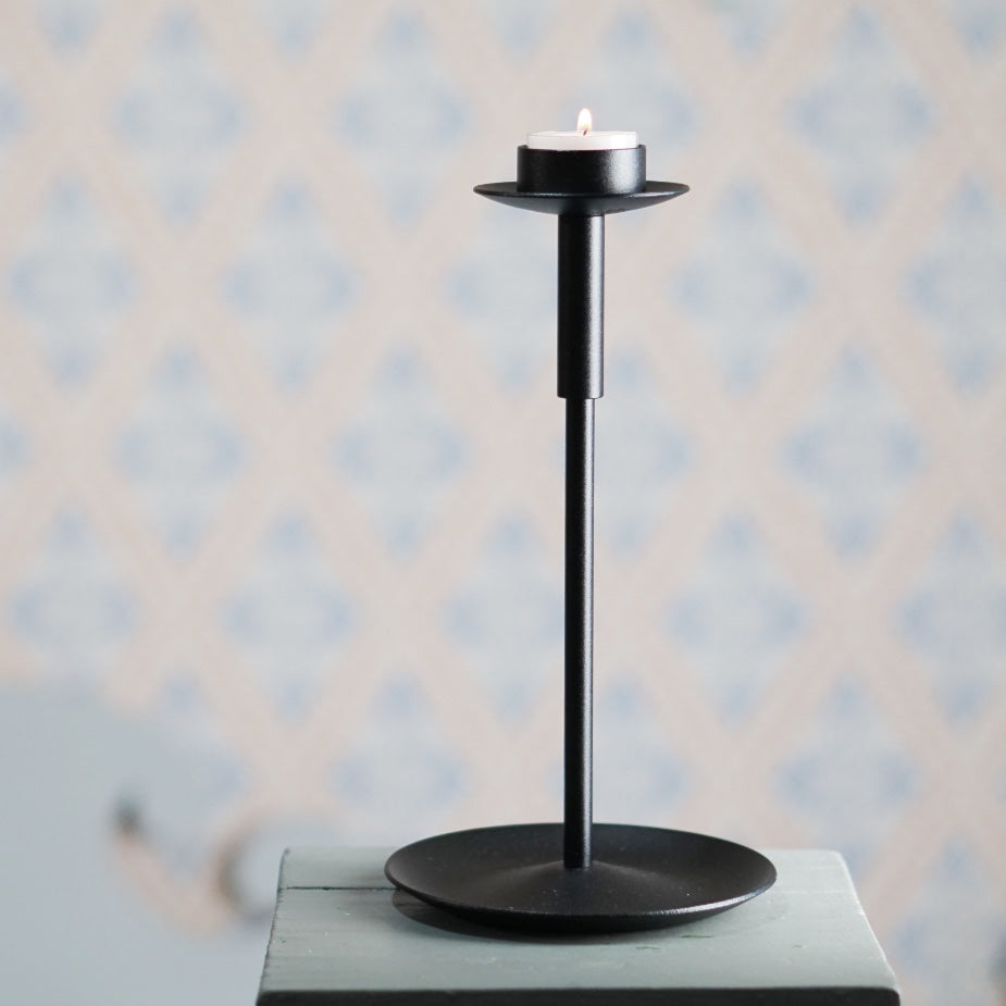 Kerzenhalter für Teelichter aus schwarzem Metall von Våges auf dem Leuchter Fat26