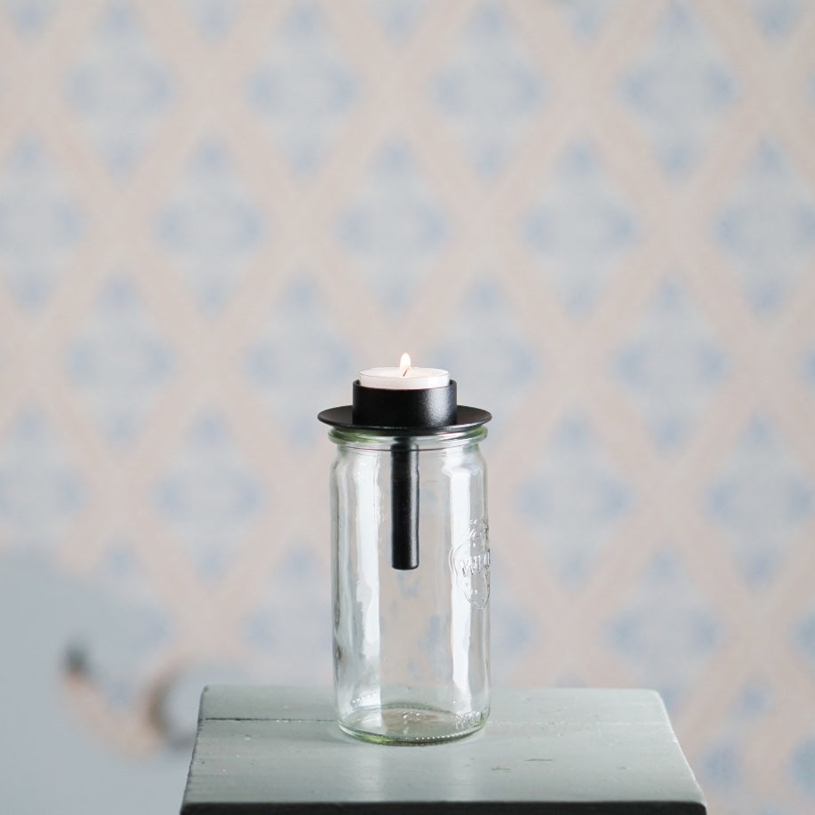 Kerzenhalter für Teelichter aus schwarzem Metall von Våges auf einem geraden Glas