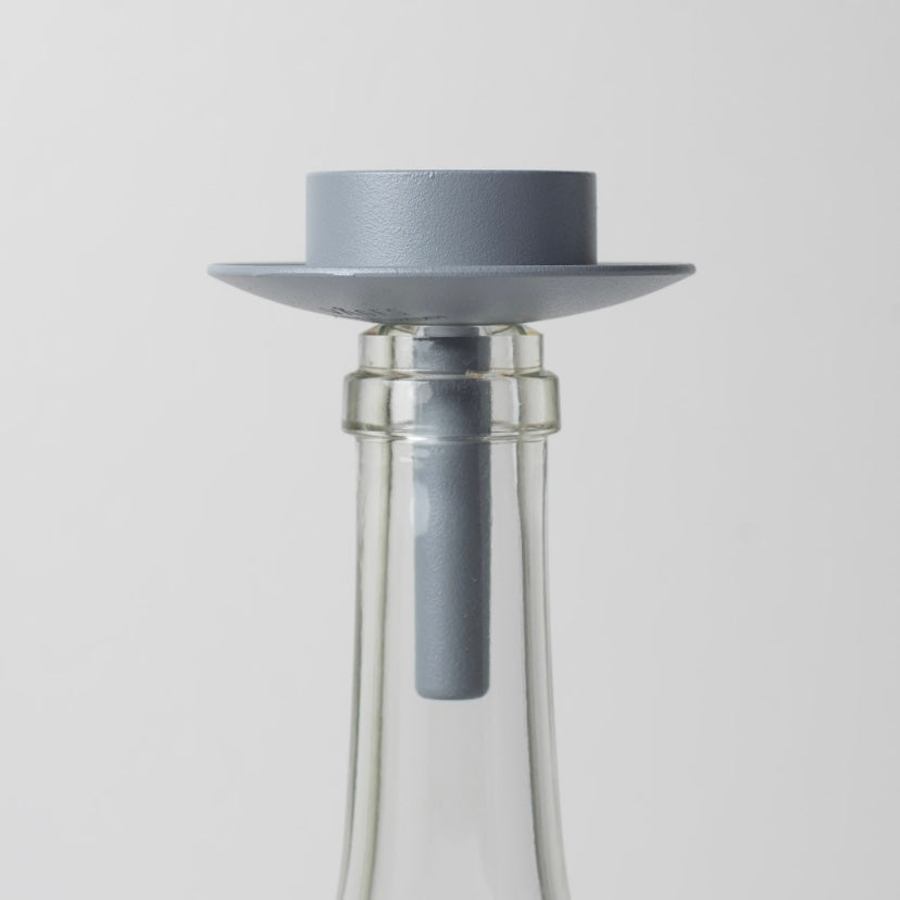 Teelichthalter aus Metall nebelblau auf weißer Glasflasche