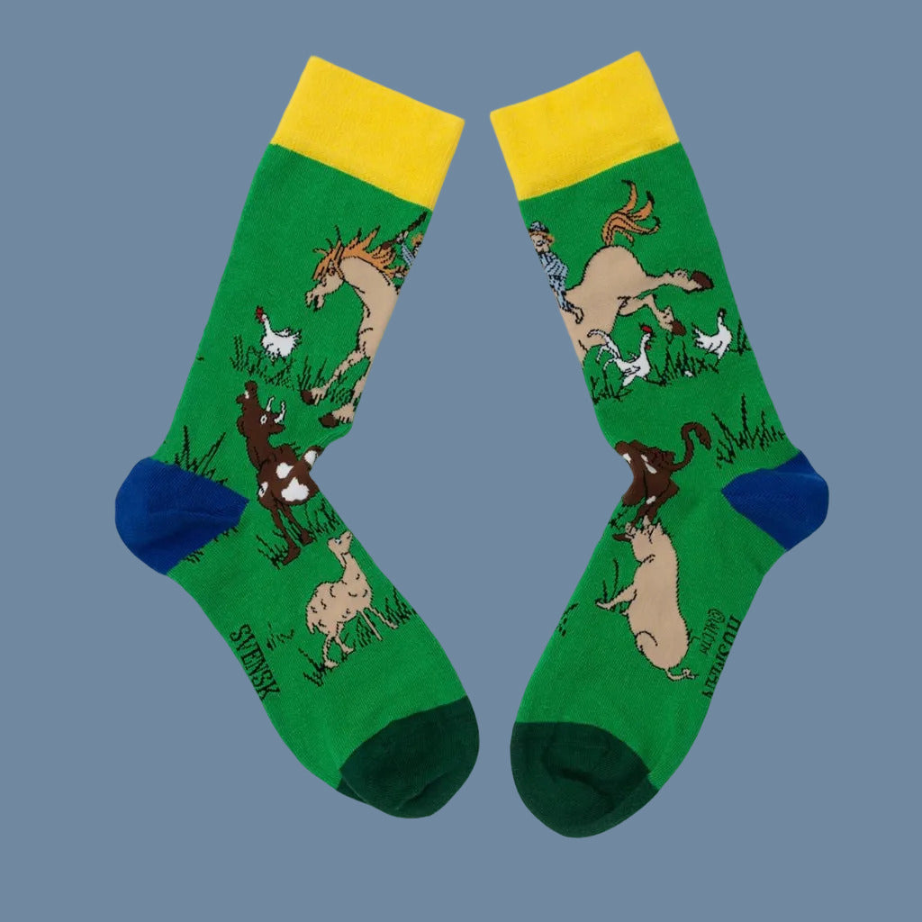 grüne Socken mit dunkelgrüner Spitze, dunkelblauer Ferse, gelben Bündchen mit Tieren vom Katthulthof