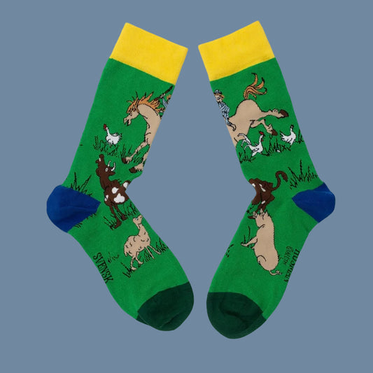 grüne Socken mit dunkelgrüner Spitze, dunkelblauer Ferse, gelben Bündchen mit Tieren vom Katthulthof