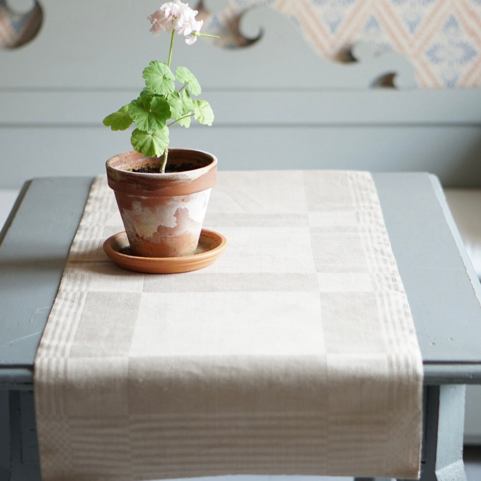 Tischläufer Nobel Leinen Natur auf Tisch mit Pelargonie